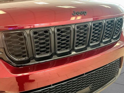 Used 2023 Jeep Grand Cherokee Altitude RWD image 28