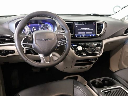 Used 2024 Chrysler Pacifica Touring-L FWD image 2