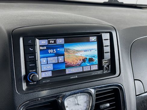 Used 2016 Chrysler Town & Country Touring w/ Driver Convenience Group image 19