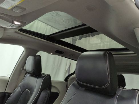 Used 2024 Chrysler Pacifica Limited image 20