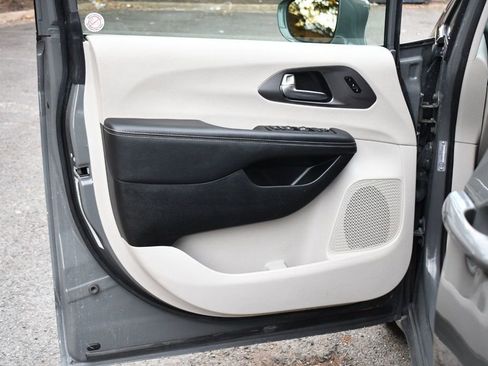 Used 2022 Chrysler Pacifica Touring-L image 15