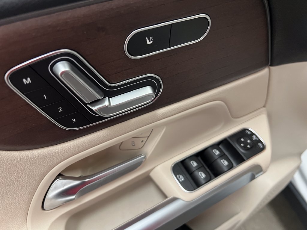 Used 2023 Mercedes-Benz GLB 250 4MATIC image 11