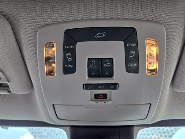 Used 2025 Toyota Sienna XLE FWD image 28