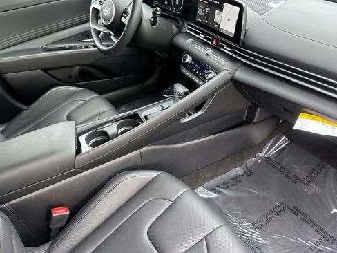 Used 2025 Hyundai Elantra Limited image 17