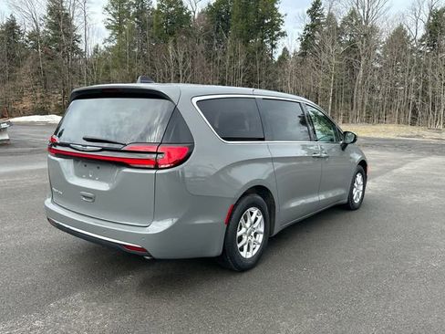 Used 2023 Chrysler Pacifica Touring-L FWD image 5