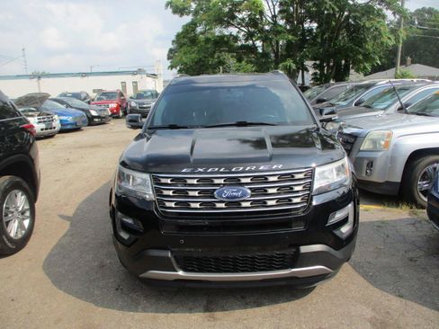 Used 2017 Ford Explorer XLT w/ Equipment Group 202A AWD/4WD image 2