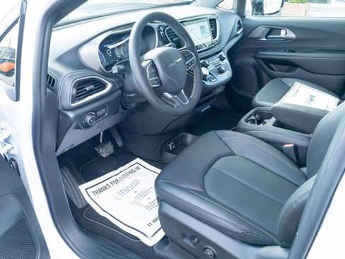 New 2026 Chrysler Pacifica Select image 14