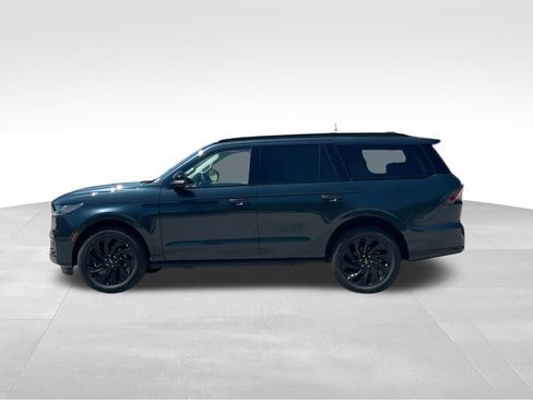 New 2026 Lincoln Navigator Reserve w/ Jet Appearance Package AWD/4WD image 2