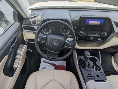 Used 2023 Toyota Highlander XLE AWD/4WD image 15