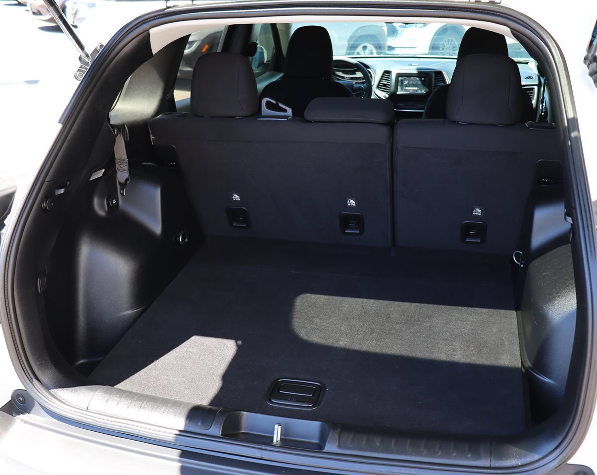 Used 2020 Jeep Cherokee Latitude FWD image 24