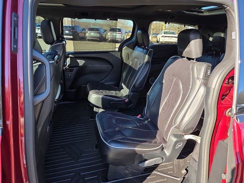 Used 2019 Chrysler Pacifica Limited w/ Advanced Safetytec Group image 12