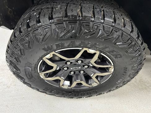 Used 2024 Chevrolet Colorado ZR2 w/ Technology Package AWD/4WD image 9