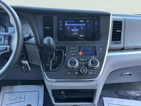 Used 2017 Toyota Sienna LE FWD image 22