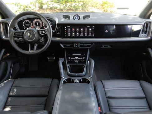 Certified 2025 Porsche Cayenne Turbo AWD/4WD image 12