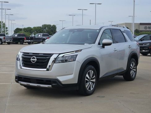Used 2025 Nissan Pathfinder SL AWD/4WD image 3