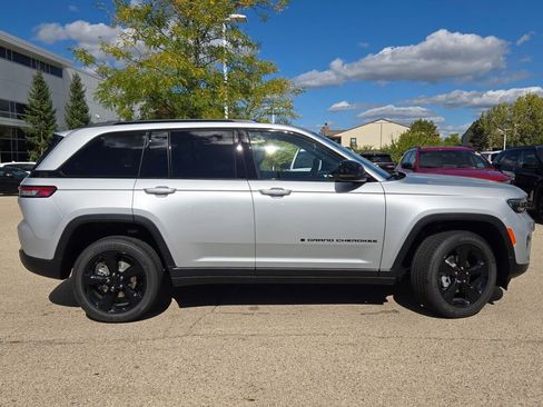 New 2025 Jeep Grand Cherokee Altitude image 6