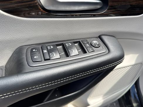 Used 2023 Chrysler Pacifica Limited FWD image 12