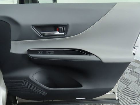 Used 2021 Toyota Venza LE image 25