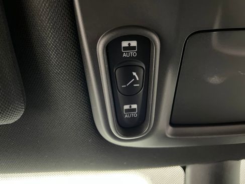 Used 2025 Chrysler Pacifica Limited image 75