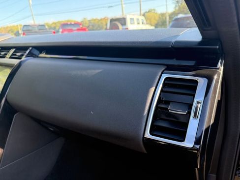 Used 2020 Land Rover Discovery SE image 31