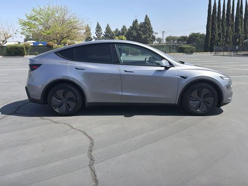 Used 2026 Tesla Model Y AWD image 7