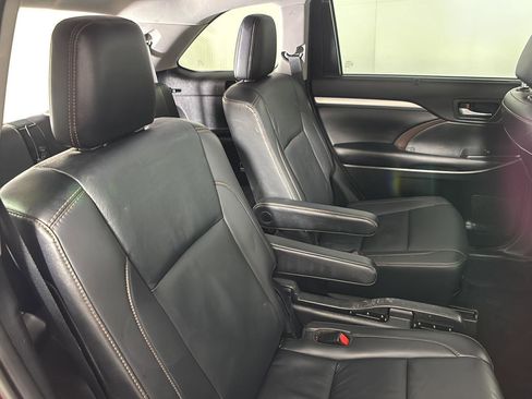Used 2019 Toyota Highlander XLE AWD/4WD image 18
