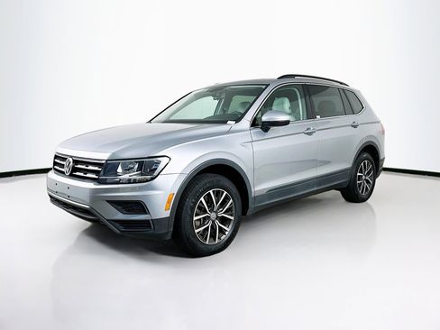 Used 2019 Volkswagen Tiguan SE w/ Panoramic Sunroof Package image 3
