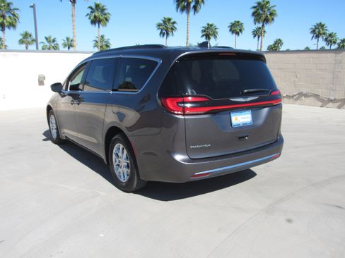 Used 2022 Chrysler Pacifica Touring-L image 6