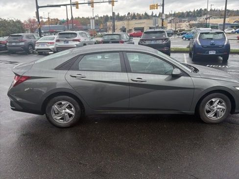 Used 2025 Hyundai Elantra SE image 7