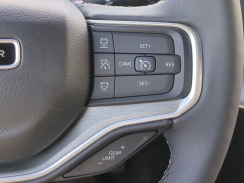 Used 2025 Jeep Wagoneer Series II AWD/4WD image 30
