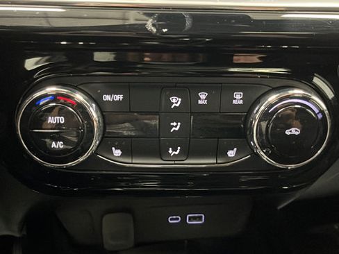 Used 2024 Chevrolet Trax RS w/ Sunroof Package FWD image 18