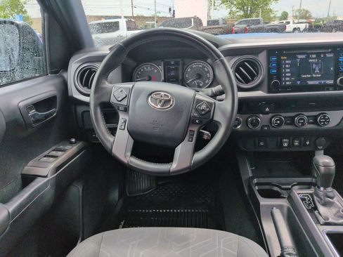 Used 2018 Toyota Tacoma TRD Sport image 13