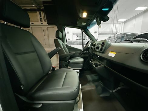 Used 2025 Mercedes-Benz Sprinter 2500 image 27
