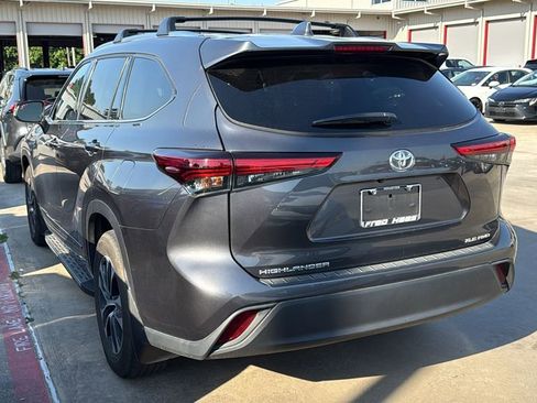Used 2021 Toyota Highlander XLE AWD/4WD image 4
