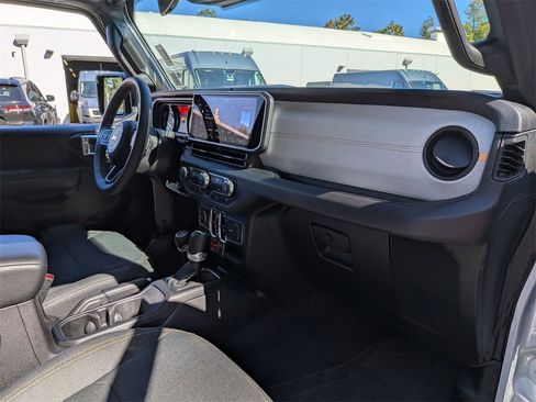 Used 2024 Jeep Wrangler Unlimited image 23
