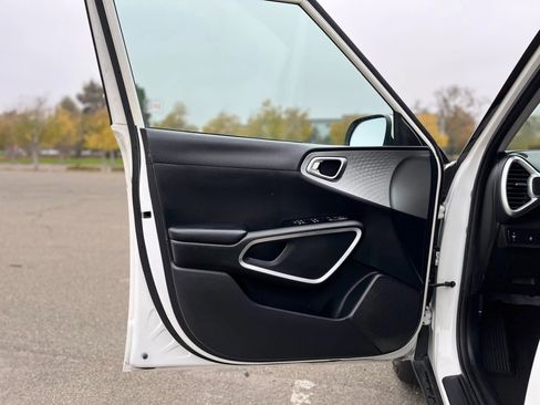 Used 2022 Kia Soul LX image 9