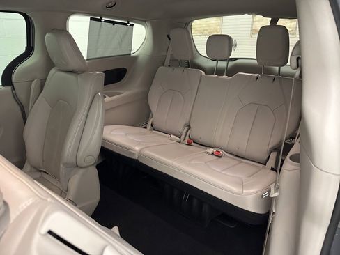Used 2021 Chrysler Pacifica Touring-L image 49
