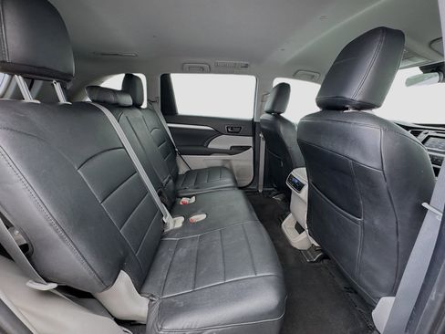 Used 2019 Toyota Highlander LE w/ Carpet Mat Package (TMS) image 19