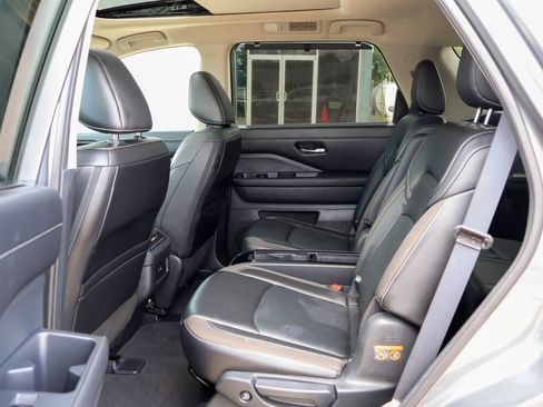 Used 2024 Nissan Pathfinder SL w/ SL Premium Package FWD image 9