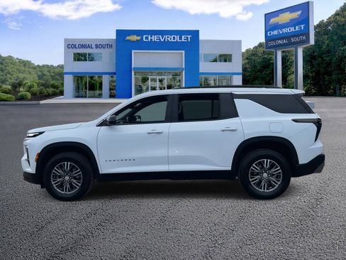Certified 2025 Chevrolet Traverse LT image 3