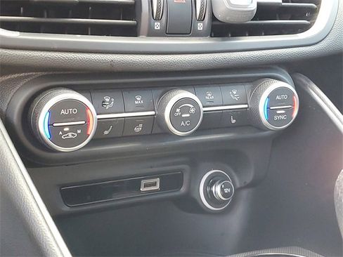 Used 2024 Alfa Romeo Giulia Veloce image 25