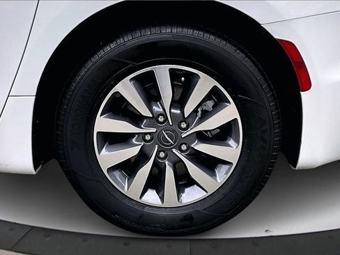 Certified 2024 Chrysler Pacifica Select image 36