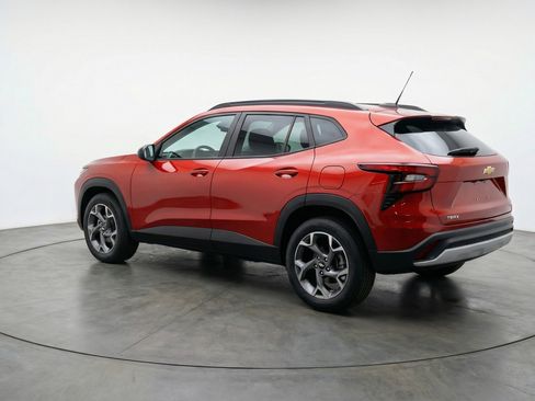 Used 2025 Chevrolet Trax LT w/ LT Convenience Package image 6