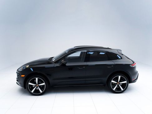 Certified 2023 Porsche Macan AWD/4WD image 2