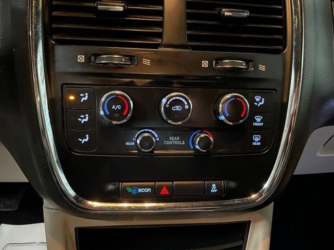 Used 2019 Dodge Grand Caravan SXT FWD image 14
