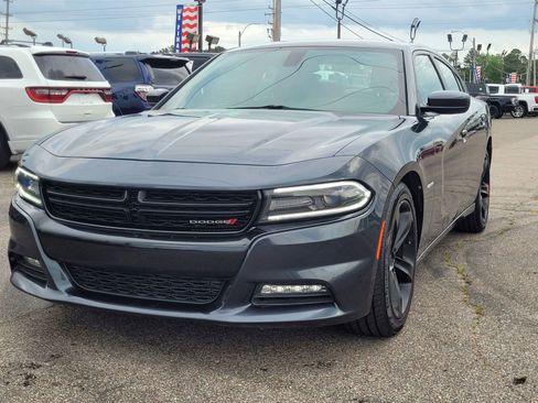 Used 2017 Dodge Charger R/T RWD image 2