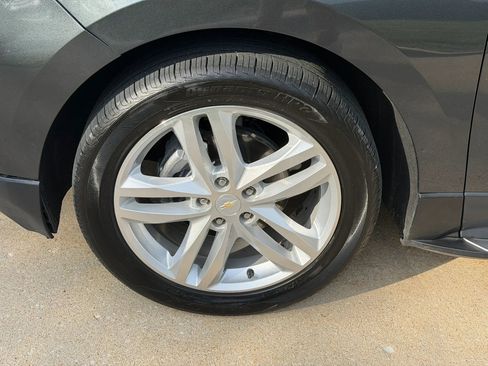 Used 2019 Chevrolet Equinox LT w/ Lights and Bright Package FWD image 9