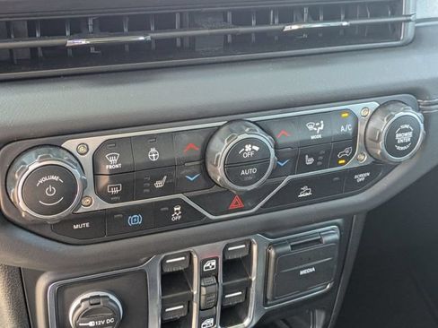 Used 2025 Jeep Wrangler Unlimited Sahara AWD/4WD image 24