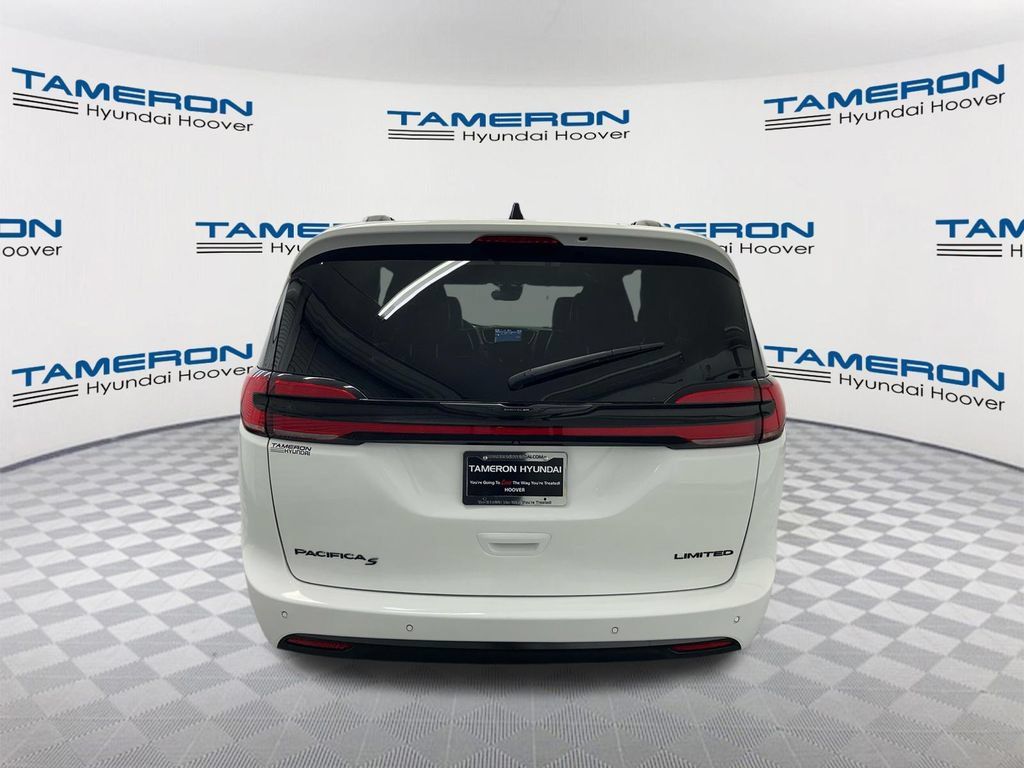 Used 2025 Chrysler Pacifica Limited FWD image 4