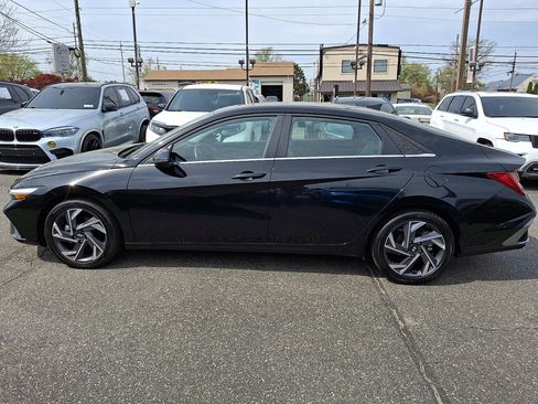 Used 2025 Hyundai Elantra Limited image 2